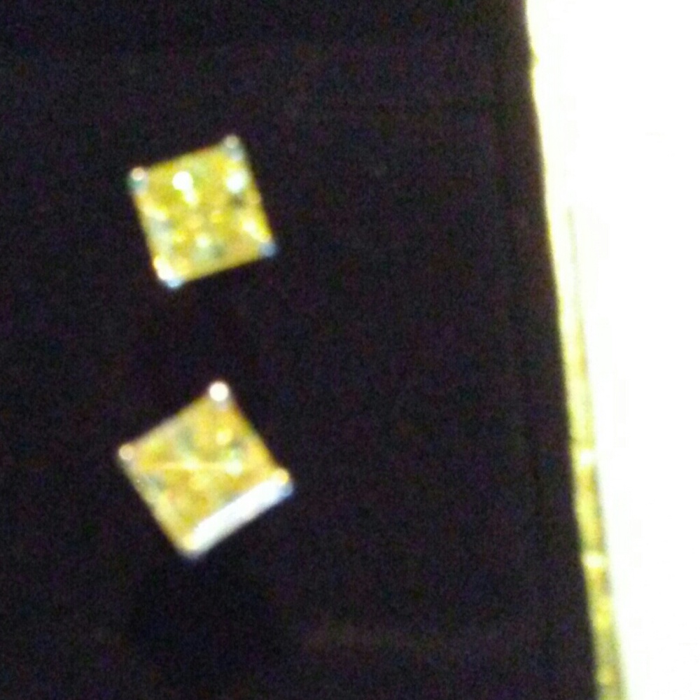 14kt white gold pair of yellow cz earrings